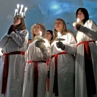 Stearinlys, lucia, piger i hvide kjoler