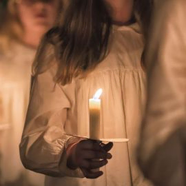 Stearinlys, lucia, piger i hvide kjoler